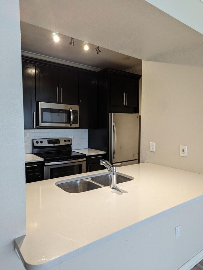 Building Photo - Updated 1x1 Sunroom, updated kitchen, bath...