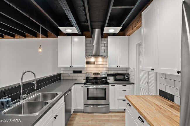 Building Photo - 5621 N 79th St