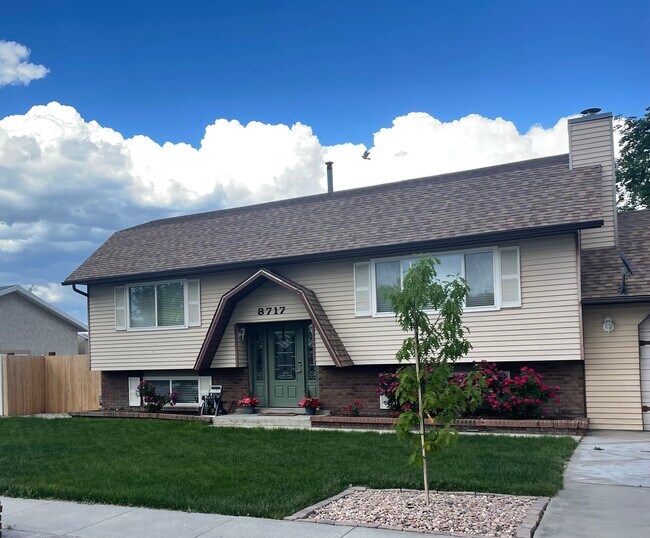 View of home - 8717 S Royal Crest Dr