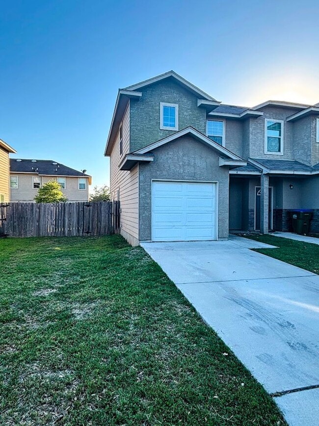 Building Photo - Great Townhome, Move-in Ready! Great Locat...