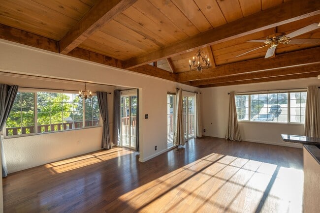 Building Photo - Beautiful 3 bedroom home with Castro Valle...