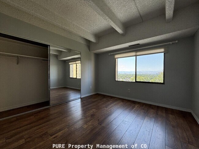 Building Photo - Beautiful 2 bedroom 2 bath condo!  Updated!