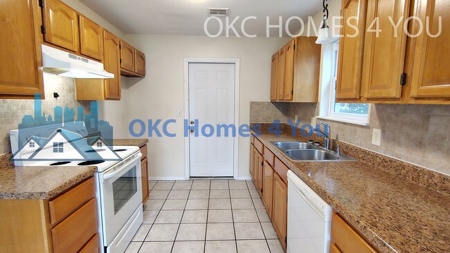 Building Photo - Move In Special!  Enjoy living in Mustang!