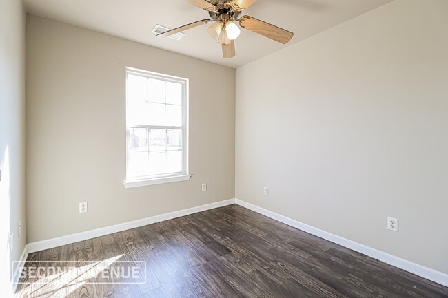 Building Photo - 203 Glenn Oak Dr
