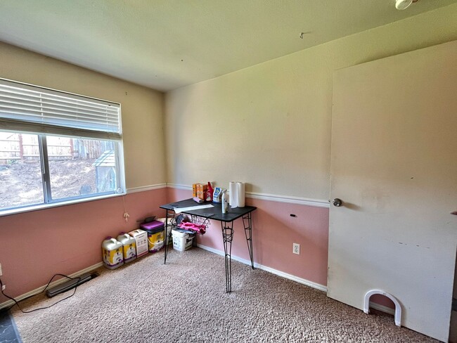 Building Photo - Pet Friendly Home Close to Everything