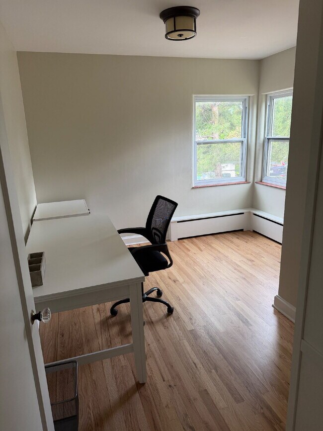 Building Photo - Freshly Updated 3BR/1BA Main-Level Home in Lakewood - Refinished Hardwoods, Updated Kitchen, Fenc...