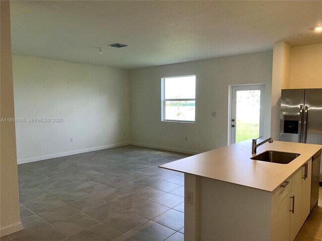 Building Photo - 2929 SE 23rd Ave