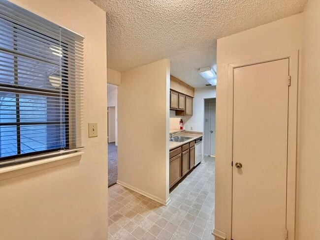Building Photo - 1 Bed 1 Bath, Upstairs Apartment Unit at Heritage West!