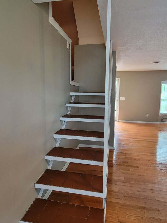 Building Photo - 4332 Wyandotte Dr