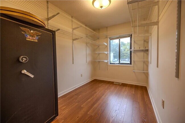 Building Photo - 3 Bedroom Home w/ Workshop and Fenced Yard