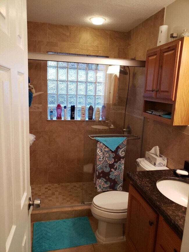 Building Photo - 1402 SW 25th Ave