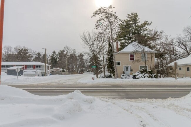 Building Photo - 933 E Front St