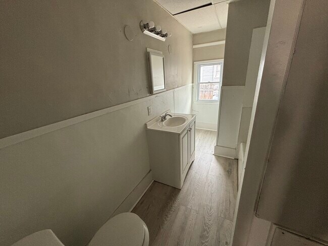 Building Photo - 14 E 6th Ave