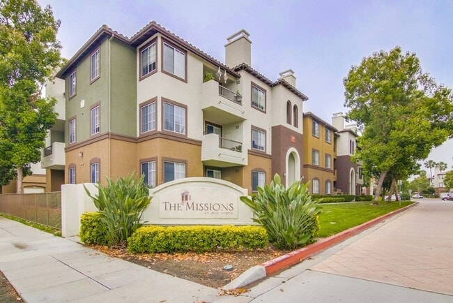 Primary Photo - Spacious Top Floor Condo in Resort Style C...