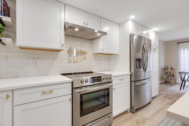 Building Photo - 6021 Bayview Dr