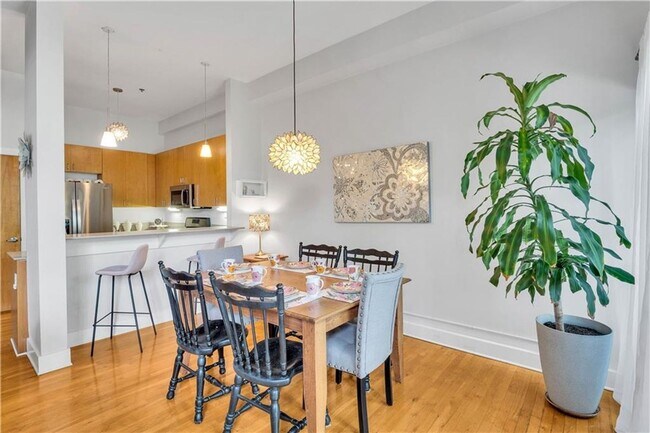 Building Photo - Prime Location