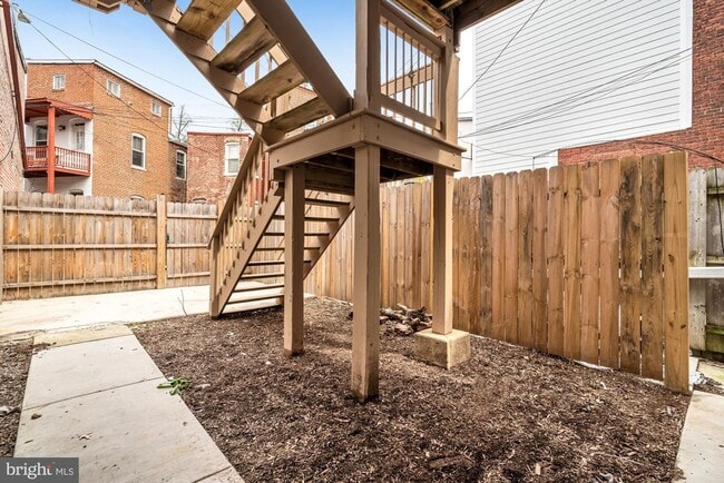 Building Photo - Le Droit Park Renovated Three Bedroom W/Pa...