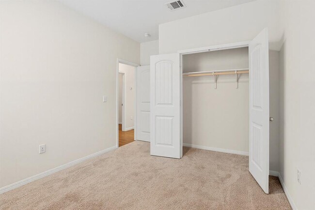 Building Photo - 909 Vogel Dr