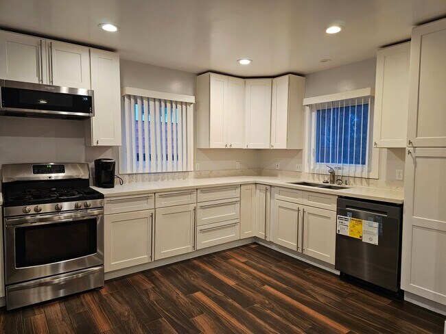 Building Photo - 2 Bed, 1 Bath Home in East Richmond Heights