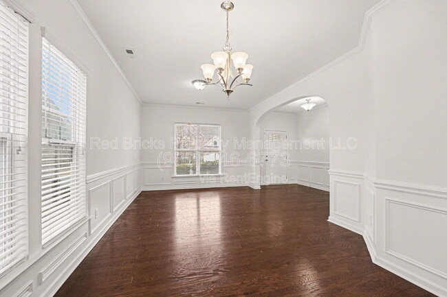 Building Photo - 1349 Middlecrest Dr NW