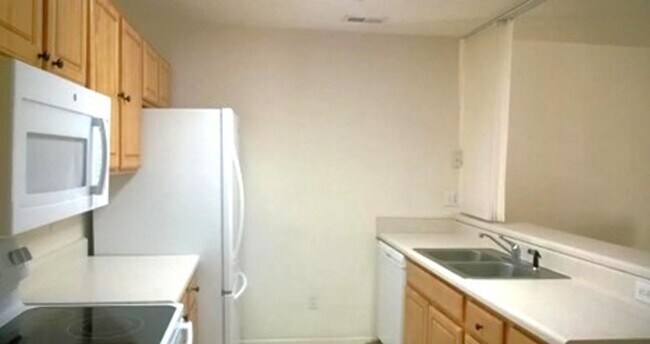 Building Photo - 2 bedroom/2 bathroom- Westgate at Williamsburg
