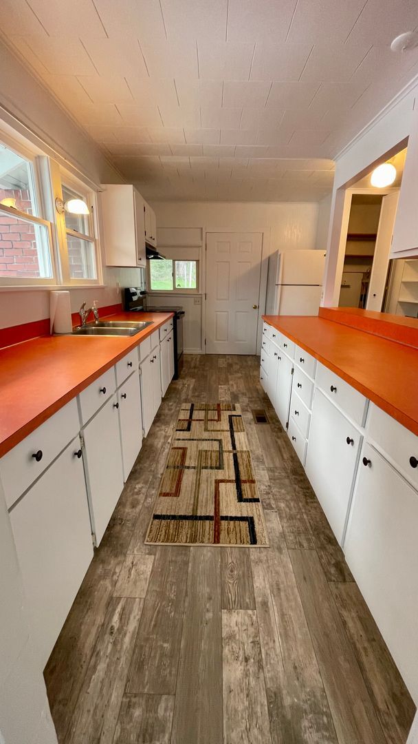 Building Photo - Country Living Home On Over Half An Acre! ...
