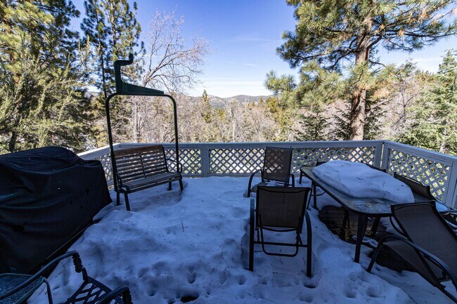 Building Photo - Spacious Three Bedroom located in Moonridge