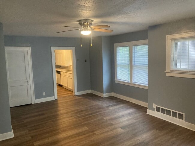 Primary Photo - House with conforming 3rd room!!