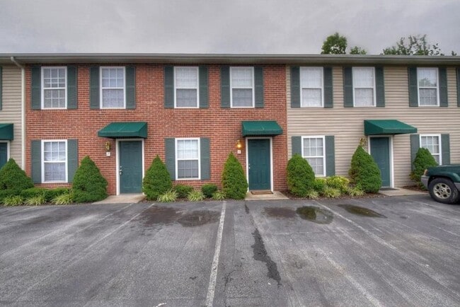 Primary Photo - Hurry! This 2 Bed/1.5 Bath, 2-Story Condo ...