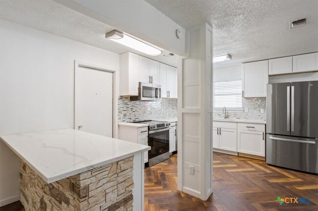 Building Photo - 907 Willow Brk St