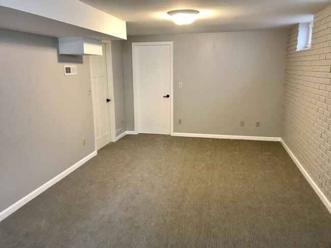 Building Photo - Robbinsdale's 3-Bedroom Home with Walk-Out Deck!