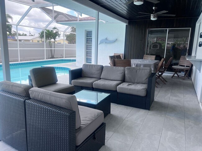Building Photo - Privacy, Pool and Fresh Pizza!