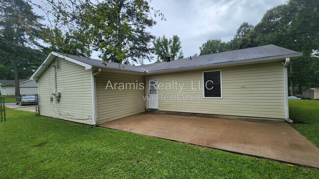 Building Photo - 1050 Greendale Ln