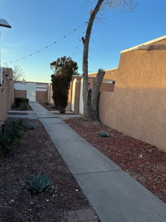 Building Photo - 916 San Pedro Dr SE