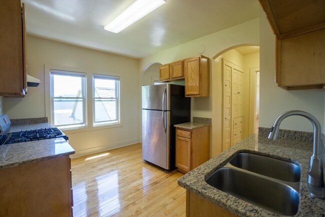 Building Photo - 405 Roosevelt Ave