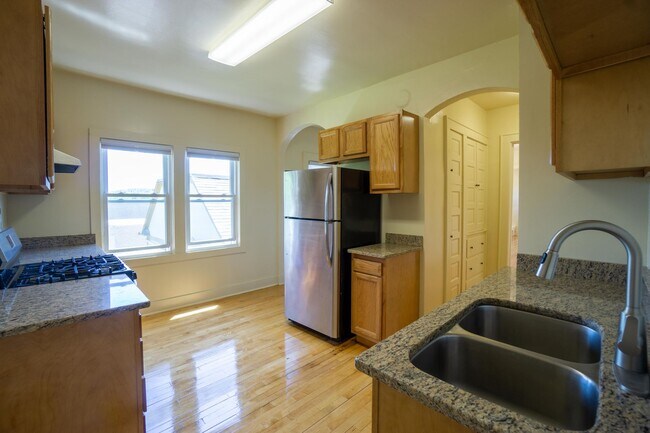 Building Photo - Newly Renovated Bright 2nd Floor Flat - 6/...