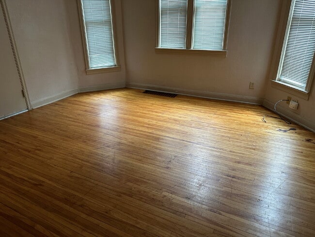 Building Photo - 2 bedroom - Duplex for RENT  Move in Nov 1st