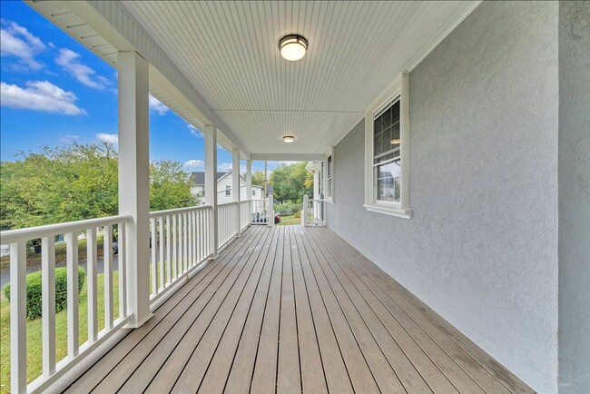 Building Photo - Updated 2 bedroom 1 bath with all new appl...