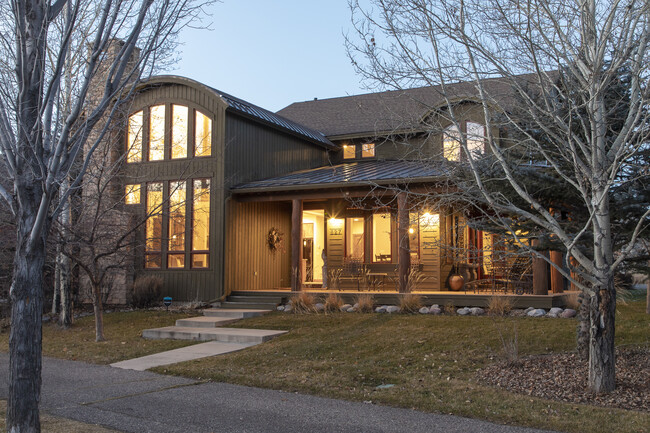 Building Photo - 627 N Bridge Dr