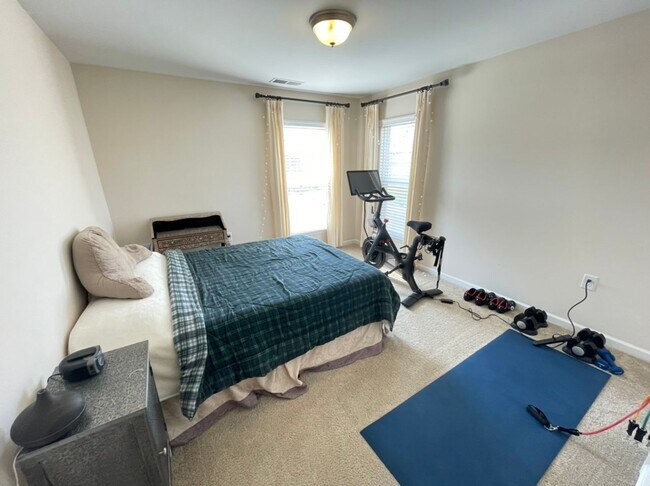 Building Photo - Like new 3 Bedroom townhouse with 2 car ga...