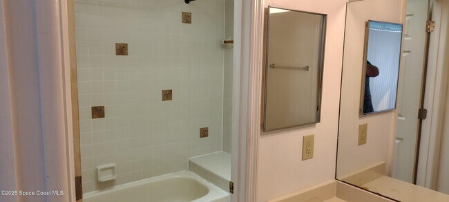 Building Photo - 2326 Talmadge Dr