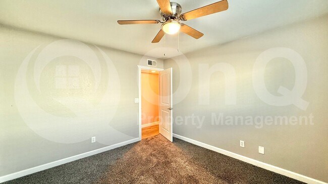 Building Photo - 2502 E Sahuaro Dr