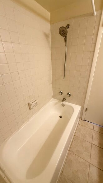 Building Photo - 3802 N Oak Dr