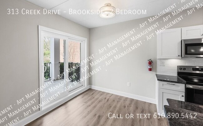 Building Photo - 313 Creek Dr