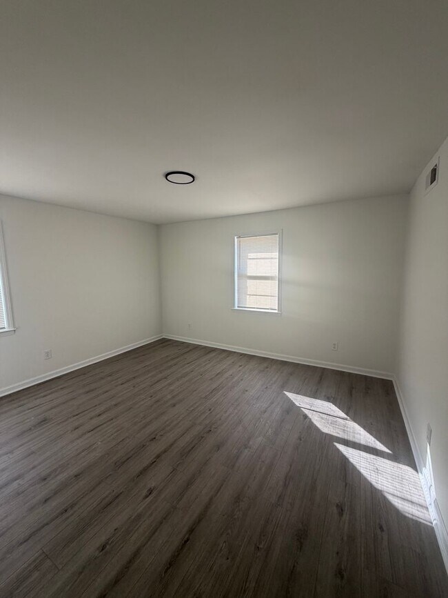 Building Photo - 1956 Edward Ave