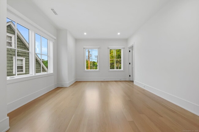 Building Photo - 187 Field Point Rd