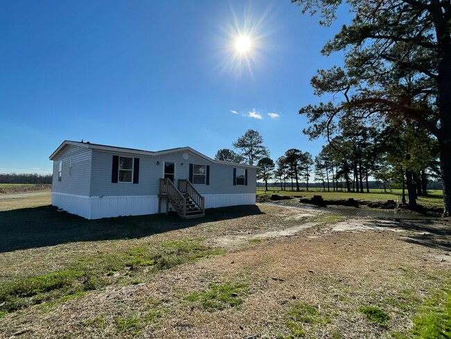 Building Photo - Newly Renovated 3 Bed, 2 Bath