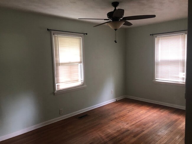 Building Photo - 3 bedroom home in Carbondale