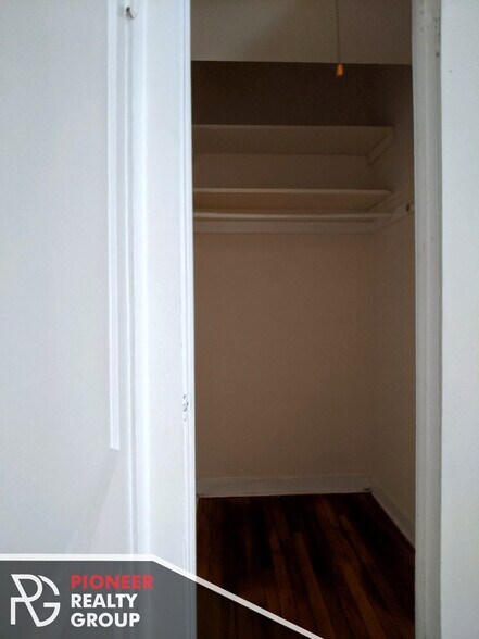 Building Photo - 949 W Cornelia Ave