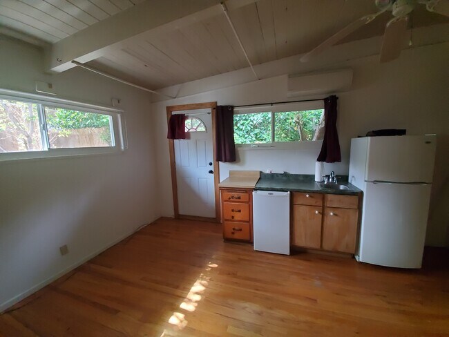 Primary Photo - 10852 Plainview Ave